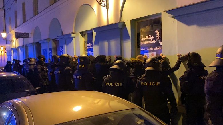 V Plzni se střetli fotbaloví fanoušci Česka a Kosova, zasahovat museli těžkooděnci
